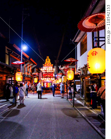 高山宵祭りの屋台（縦） 118542153