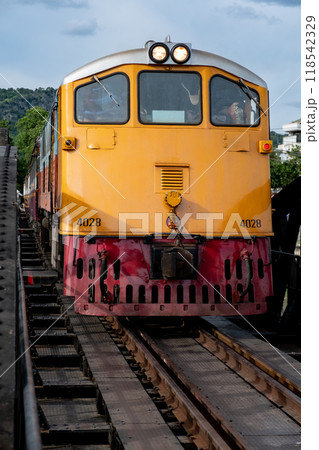 クウェー川鉄橋を渡る列車 タイ王国カンチャナブリー クウェー川鉄橋を渡る列車 タイ王国カンチャナブリー 118542329