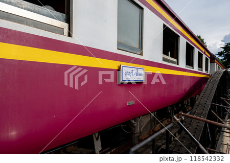 クウェー川鉄橋を渡る列車 タイ王国カンチャナブリー クウェー川鉄橋を渡る列車 タイ王国カンチャナブリー 118542332