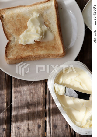 トランスファットフリーのマーガリンとトースト 118542698