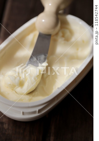 マーガリンとバターナイフ　トランス脂肪酸低減マーガリン 118542744