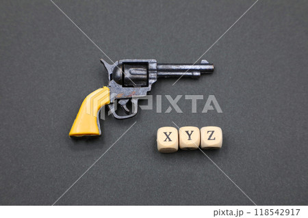 XYZの文字列と拳銃のおもちゃ 118542917