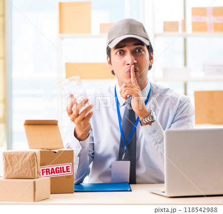 Male employee working in box delivery relocation service Male employee working in box delivery relocation service 118542988