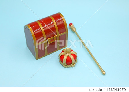 宝箱と王冠とステッキ 118543070