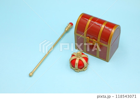 宝箱と王冠とステッキ 118543071