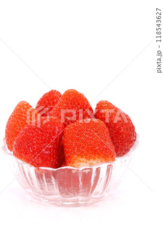 大きいイチゴ　紅かおり　静岡県産　新品種　ガラスの器　明るい背景 118543627