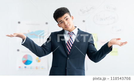肩をすくめる若い外国人ビジネスマン 118543708