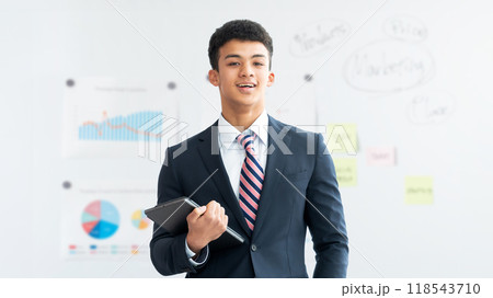 タブレットを持つ笑顔の外国人ビジネスマン 118543710