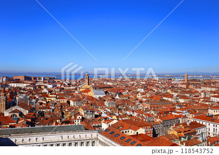 サン・マルコ鐘楼からヴェニスの街並みを望む サン・マルコ鐘楼からヴェニスの街並みを望む 118543752