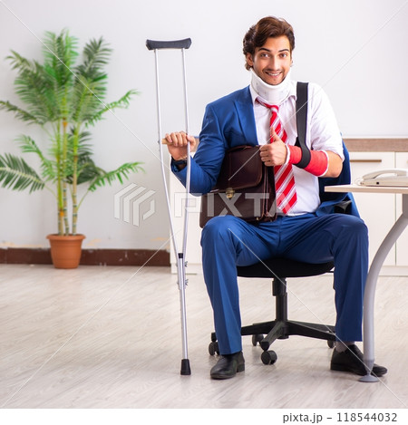 Injured employee working in the office Injured employee working in the office 118544032