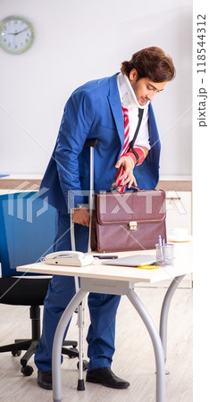 Injured employee working in the office 118544312