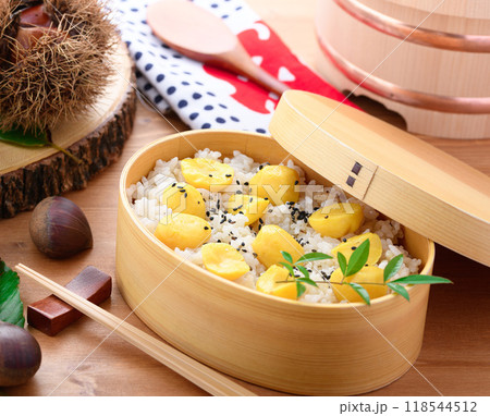 秋の味覚 わっぱに入れた 栗ご飯 118544512