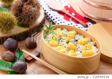 秋の味覚 わっぱに入れた 栗ご飯 118544516