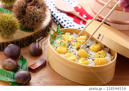 秋の味覚 わっぱに入れた 栗ご飯 118544519