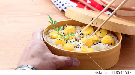 秋の味覚 わっぱに入れた 栗ご飯 秋の味覚 わっぱに入れた 栗ご飯 118544538
