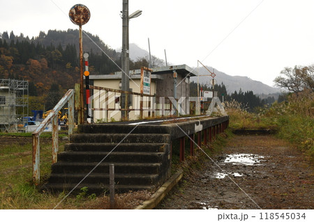 バス代行中の会津塩沢駅 118545034
