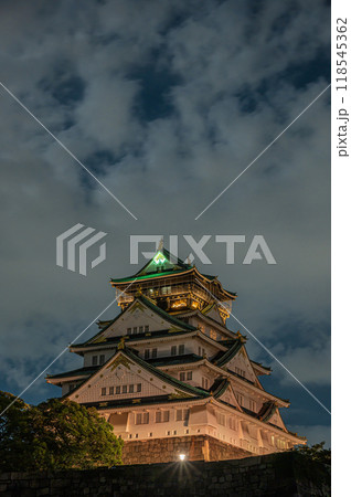 夜の大阪城天守閣 118545362