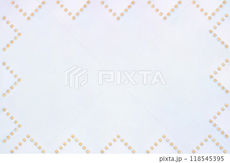 ウッドキューブのジグザクした三角形の白い背景のフレーム 118545395