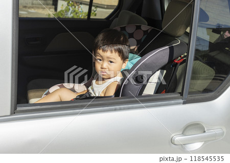 チャイルドシートに座る赤ちゃん(男の子、1歳、日本人) チャイルドシートに座る赤ちゃん(男の子、1歳、日本人) 118545535