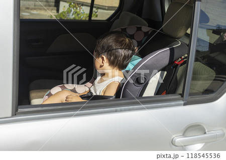 チャイルドシートに座る赤ちゃん(男の子、1歳、日本人) チャイルドシートに座る赤ちゃん(男の子、1歳、日本人) 118545536