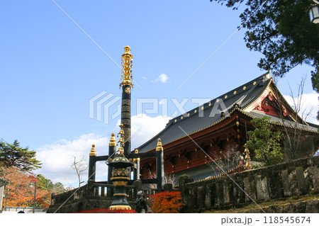 日本の世界遺産 日光山 輪王寺 三佛堂を背景にした相輪橖(そうりんとう) 日本の世界遺産 日光山 輪王寺 三佛堂を背景にした相輪橖(そうりんとう) 118545674