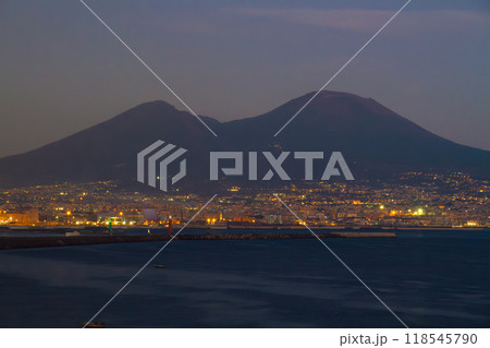 南欧イタリア共和国カンパニア州ナポリ　サンタルチアの建物屋上から望むヴェスヴィオ火山夜景 118545790