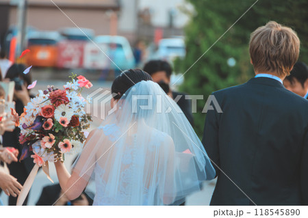 参列者から祝福を受ける新郎新婦 118545890