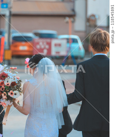 参列者から祝福を受ける新郎新婦 参列者から祝福を受ける新郎新婦 118545891