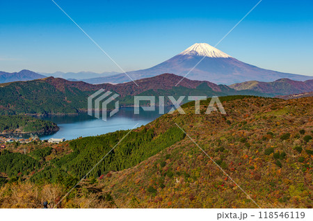 富士山と芦ノ湖を望む箱根大観峰からの紅葉風景 118546119