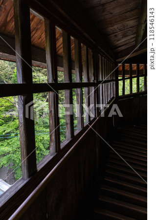 新緑の会津さざえ堂の内部 新緑の会津さざえ堂の内部 118546143