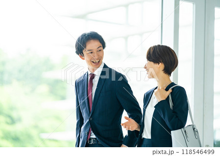 男性社員と女性社員 ビジネスイメージ 男性社員と女性社員 ビジネスイメージ 118546499