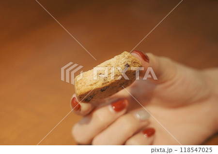 手に持った食べかけのクッキー 118547025