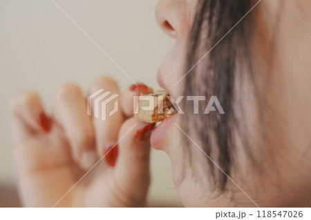 クッキーを食べる女性 118547026