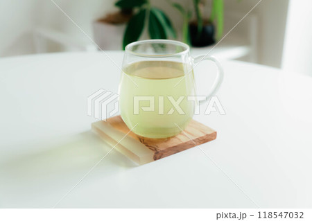 おしゃれなコースターの上にある緑茶 おしゃれなコースターの上にある緑茶 118547032
