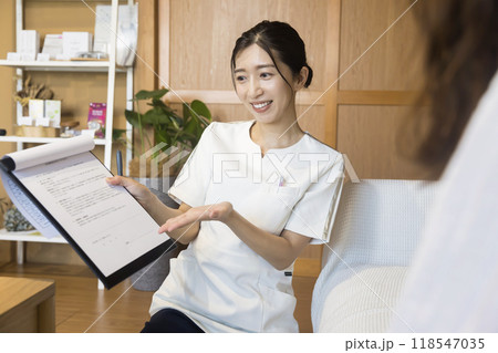 施術前に説明をする鍼灸師 施術前に説明をする鍼灸師 118547035
