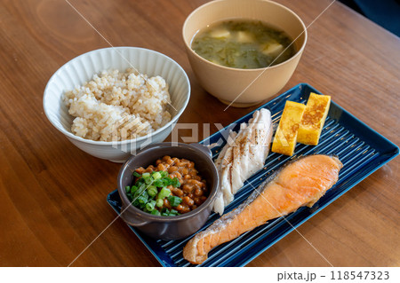 おいしい鮭のヘルシー朝食 118547323
