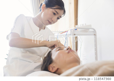 美容鍼をする鍼灸師 118547360