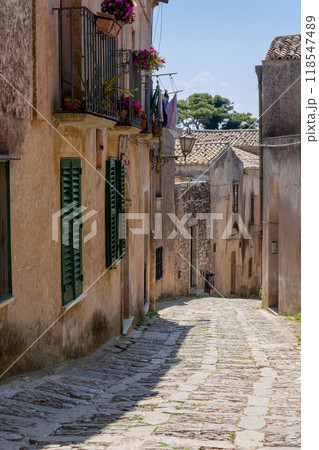 花が彩る石畳のイタリアの路地 花が彩る石畳のイタリアの路地 118547489