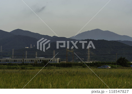 大山を背景に激走する小田急線（伊勢原） 118547827