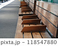 駅のベンチ 118547880
