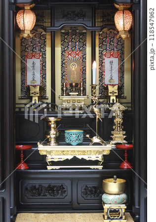 黒檀製の仏壇に飾られた浄土真宗大谷派(東本願寺)の仏具1 118547962