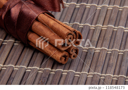 Dried sticks of cinnamon natural spices on bamboo mat 118548173