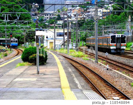 JR東日本伊東線来宮駅 伊豆急8000系 東海道本線JR東海211系 118548894
