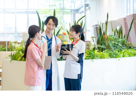 病院で働く医療従事者　撮影協力：学校法人電波学園　東京電子専門学校 118549020