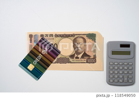 クレジットカードと新紙幣の一万円札と電卓 118549050