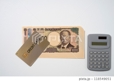 クレジットカードと新紙幣の一万円札と電卓 118549051