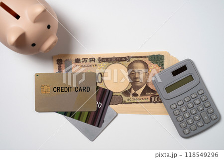 クレジットカードと一万円札と電卓と貯金箱 118549296