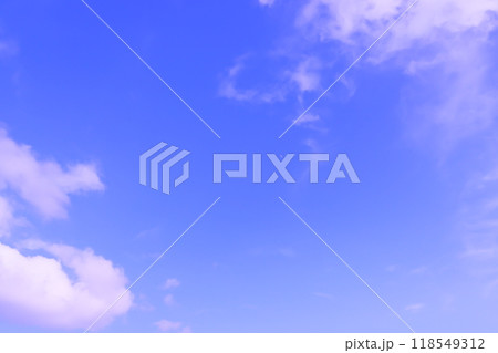青空に白い雲が広がる(背景素材) 118549312