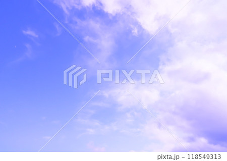 青空に白い雲が広がる(背景素材) 118549313