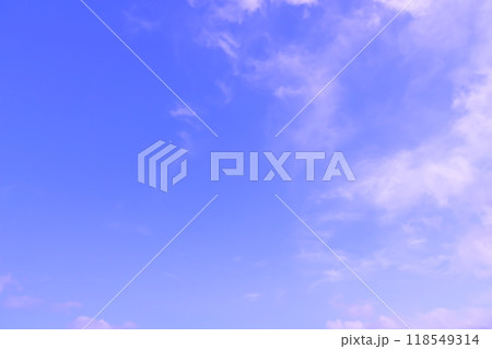 青空に白い雲が広がる(背景素材) 118549314